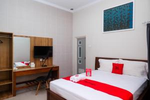 Llit o llits en una habitació de RedDoorz Syariah near Pascasarjana UGM 3