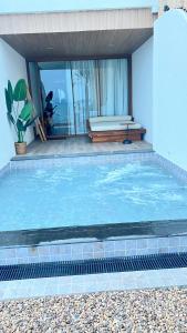 Tasana bar and luxury resort في كو لان: حمام سباحة مع مقعد في المنزل