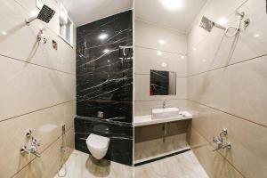 y baño con aseo y lavamanos. en FabHotel The Gravity Inn, en Indore