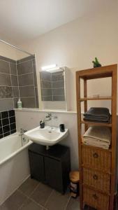 a bathroom with a sink and a bath tub at Armorino - Appartement Charmant 2 Chambres - Proximité de tout in Lannion
