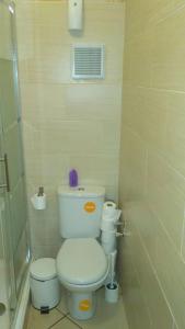a bathroom with a toilet and a shower at Apartamento en Tetuán in Tetouan