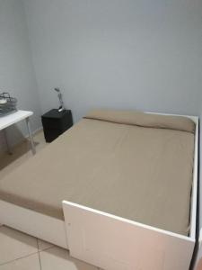 a white bed in a room with a table at Apartamento en Tetuán in Tetouan
