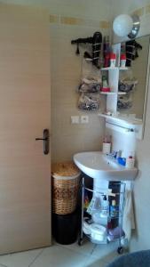 a bathroom with a sink and a mirror at Apartamento en Tetuán in Tetouan