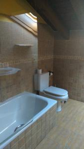 a bathroom with a bath tub and a toilet at La Quintana Sinariega in Sinariega