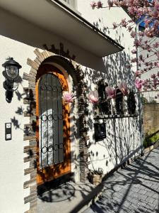 een deur op een gebouw met roze bloemen erop bij Ferienwohnung Sonnenseite in Cochem