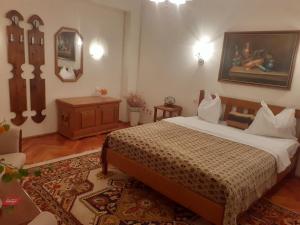 a bedroom with a bed and a dresser in it at Casa Insorita in Sinaia