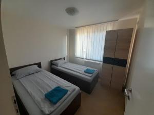 a small room with two beds and a cabinet at Dallas Apartaments 33 in Vulcan