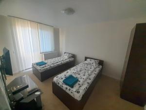 a room with two beds and a television in it at Dallas Apartaments 33 in Vulcan
