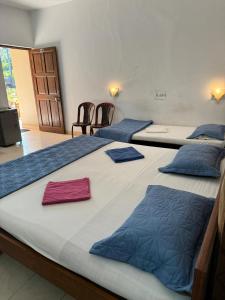 un grupo de 3 camas en una habitación en VILLA SOL BEACH RESORT en Baga