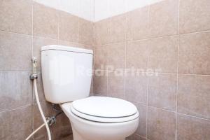 KejayanにあるGriya Fatima Mitra RedDoorz near UGMのタイル張りの壁のバスルーム(白いトイレ付) +32枚の写真