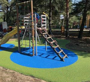 um parque infantil com uma escada e um escorrega em Domki nad Wartą em Prusicko