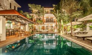 una imagen de una casa con piscina en Angkor Eden Boutique Hotel en Siem Reap