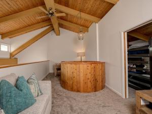 uma sala de estar com um sofá e um tecto de madeira em Beaverhead 80 Telemark 302 em Big Sky