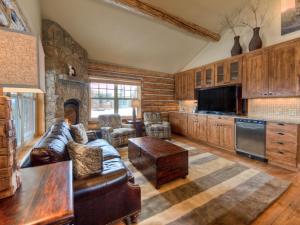 een woonkamer met een bank en een open haard bij Cowboy Heaven Cabin 15 Derringer in Big Sky