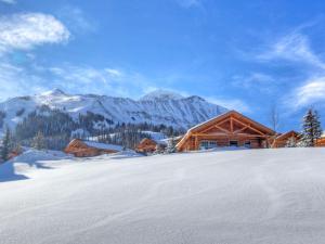 ビッグスカイにあるCowboy Heaven Cabin 15 Derringerの山々を背景にした雪の丸太小屋