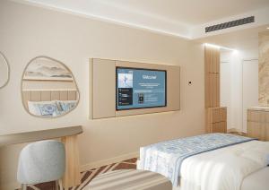 een slaapkamer met een bed en een tv aan de muur bij LIVINGSTON GRAND RESORT & SPA in Casablanca