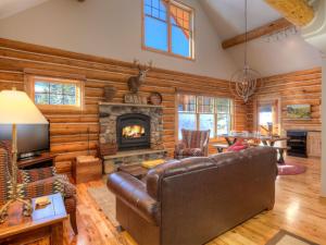 ein Wohnzimmer mit einem Sofa und einem Kamin in der Unterkunft Powder Ridge Cabin Moose Ridge 5 in Gallatin Gateway
