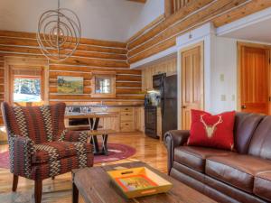 ein Wohnzimmer mit einem Sofa und einem Tisch in der Unterkunft Powder Ridge Cabin Moose Ridge 5 in Gallatin Gateway