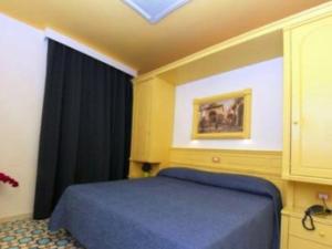 Giường trong phòng chung tại Hotel Astoria Sorrento