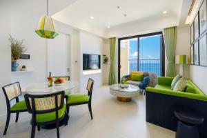 Rosie Hillside Seaview Phu Quoc Apartment tesisinde bir oturma alanı