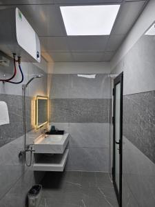 y baño con lavabo y ducha. en Milano Hotel, en Hải Dương