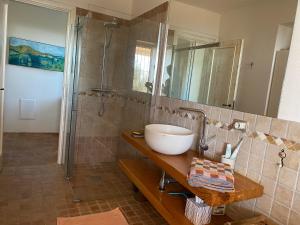 ein Bad mit einem Waschbecken und einer Dusche in der Unterkunft Seele baumeln lassen im Olivenhain (Meeresnähe) in Santa Caterina dello Ionio