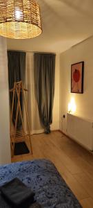 1 dormitorio con 1 cama y ventana en POMODORO ROOMS, en Zagreb