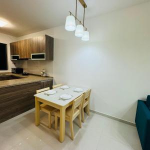 eine Küche mit Tisch und Stühlen in einem Zimmer in der Unterkunft Ataraxia 2B1R 4pax Condo Forest City 3A-3202 in Gelang Patah