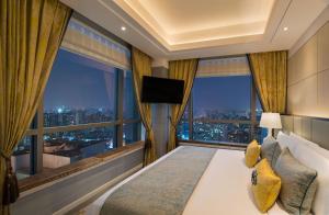 Postel nebo postele na pokoji v ubytování The St. Regis Shanghai Jingan