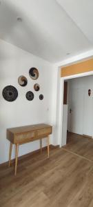 a room with a bench and plates on the wall at Chambre spacieuse et lumineuse chez l'habitant in Nice