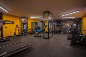 een kamer met een fitnessruimte met machines en een spiegel bij Best Western Plus Khan Hotel in Antalya