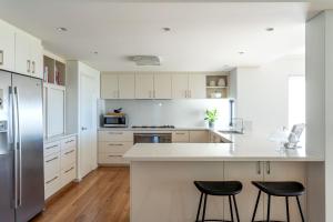 Kuchyň nebo kuchyňský kout v ubytování Beachfront Busselton I Private Properties