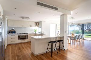 Kuchyň nebo kuchyňský kout v ubytování Beachfront Busselton I Private Properties