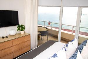 um quarto com uma cama e vista para o oceano em 801 Oyster Schelles - by Stay in Umhlanga em Durban