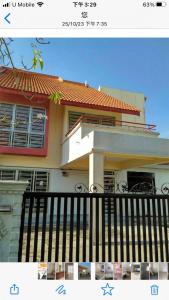 una foto de una casa con una valla negra en Batu Kawan HS, en Simpang Ampat