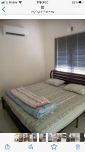 Una foto de una cama en una habitación con ventana en Batu Kawan HS, en Simpang Ampat