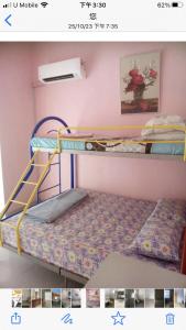1 dormitorio con 2 literas en una habitación en Batu Kawan HS, en Simpang Ampat