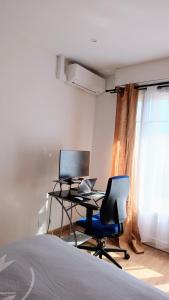 a bedroom with a desk with a computer and a chair at Chambre spacieuse et lumineuse chez l'habitant in Nice