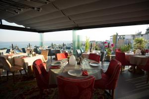 伊斯坦堡的住宿－伊斯坦布爾塔利亞酒店，一间设有桌椅的景观餐厅