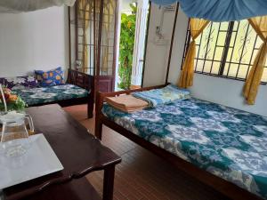 Giường trong phòng chung tại Happy Family Guesthouse