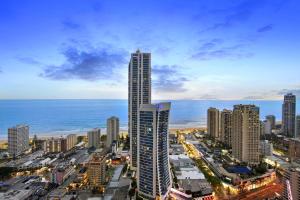 une vue sur les toits de la ville avec un grand bâtiment et l'océan dans l'établissement Luxurious 2 Bedroom, 2 Bathroom, Ocean View Apartment - Wow Stay, à Gold Coast