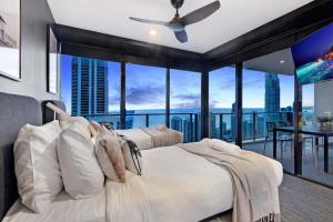 - une chambre avec un lit et une vue sur la ville dans l'établissement Luxurious 2 Bedroom, 2 Bathroom, Ocean View Apartment - Wow Stay, à Gold Coast