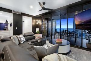 - un salon avec un canapé et une télévision dans l'établissement Luxurious 2 Bedroom, 2 Bathroom, Ocean View Apartment - Wow Stay, à Gold Coast