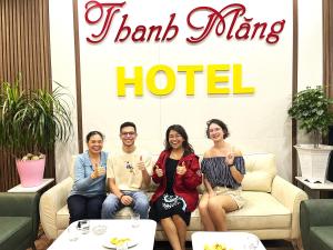 クアンニンにあるThanh Măng Hotelのホテルのソファに座る人々
