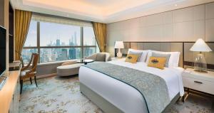 Postel nebo postele na pokoji v ubytování The St. Regis Shanghai Jingan