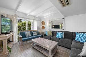 een woonkamer met een bank en een tafel bij San Lameer Villa 3008 - 4 Bedroom Classic - 8 pax - San Lameer Rental Agency in Southbroom