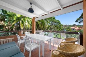 een patio met een witte tafel en stoelen op een balkon bij San Lameer Villa 3008 - 4 Bedroom Classic - 8 pax - San Lameer Rental Agency in Southbroom