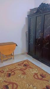 um quarto com uma mesa, um tapete e um armário em Studio em Hurghada