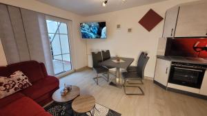 ein Wohnzimmer mit einem Sofa und einem Tisch in der Unterkunft Ferienwohnung Gartentraum mit tollem Rasengarten in Ostseebad Karlshagen