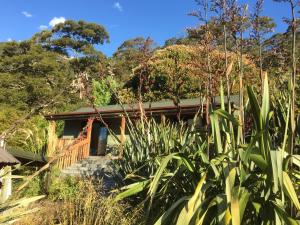 una casa en medio de un jardín en Mountainview Makarora Accommodation, en Makarora